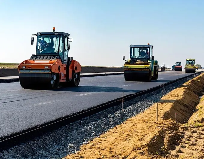 maquinas-aplanando-el-asfalto-en-construccion-de-una-carretera-nueva-cementos-torices_01